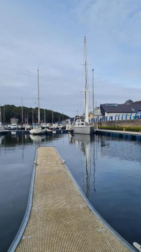 un muelle con barcos atracados en un puerto en Hebridean Town House en Stornoway