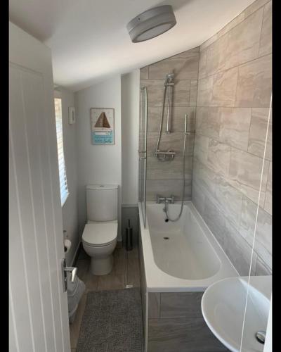 łazienka z wanną, toaletą i umywalką w obiekcie Beautiful Room in Apartment near Town Centre w mieście Rugby