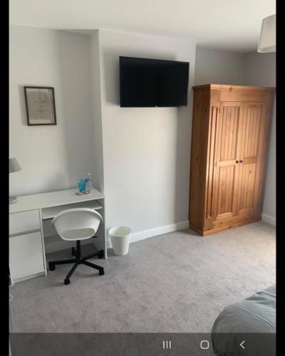 TV at/o entertainment center sa Beautiful Room in Apartment near Town Centre