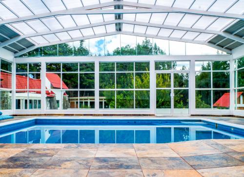 ウアスカ・デ・オカンポにあるVillas Xäntheの白い天井と窓のある屋内スイミングプールを提供しています。