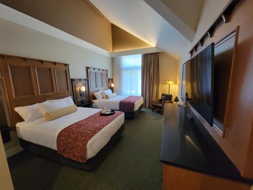 Habitación de hotel con 2 camas y TV de pantalla plana. en Kilmorey Lodge, en Waterton Park