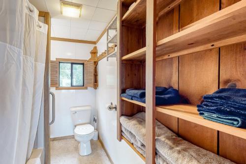 La petite salle de bains est pourvue d'une douche et de toilettes. dans l'établissement Lakefront Cottage #1, à Greenville