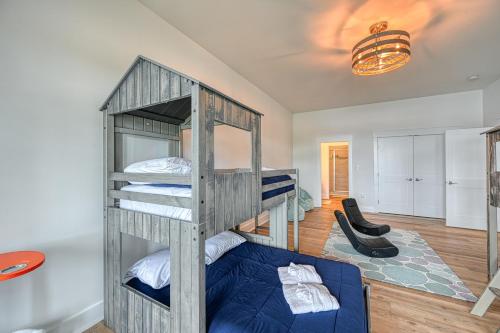 um beliche num quarto com uma cama azul em Captain's Quarters em Mineral