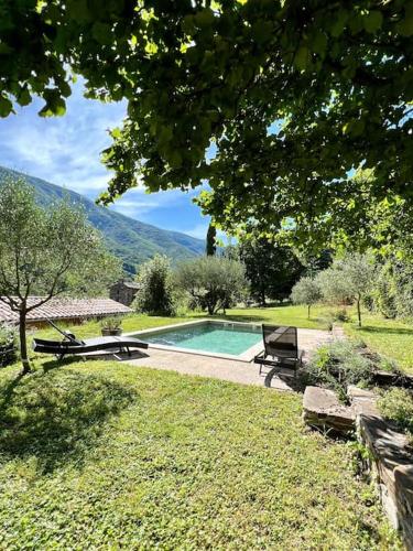 a swimming pool in a yard with at Charmant Logement avec piscine. in Valleraugue