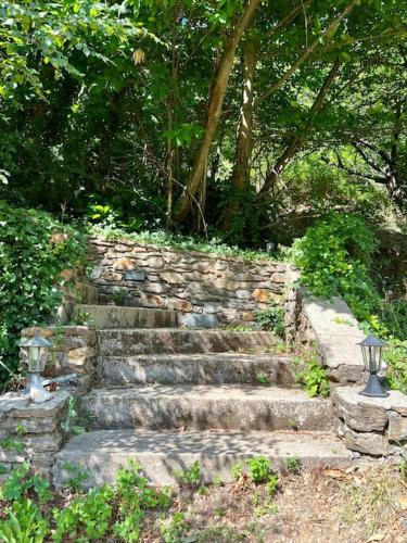 eine Steintreppe in einem Park in der Unterkunft Charmant Logement avec piscine. in Valleraugue