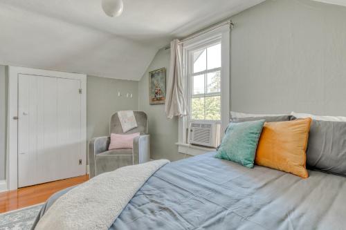 een slaapkamer met een bed, een stoel en een raam bij Mount Hood Vista in Parkdale