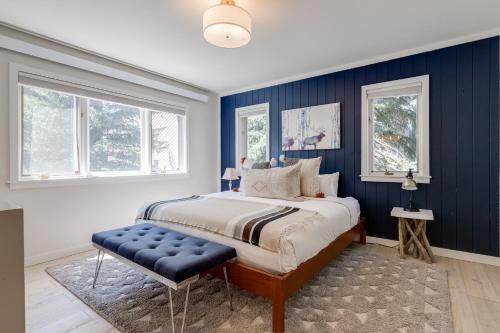 提頓村的住宿－Teewinot C2，一间卧室设有蓝色的墙壁和一张带蓝色长凳的床