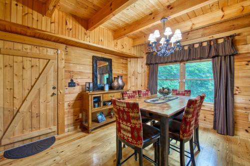 Fotografie z fotogalerie ubytování Forest Hideaway v destinaci Maggie Valley