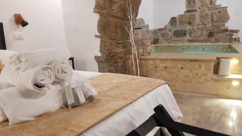 een hotelkamer met een bed met handdoeken erop bij Janara - Arco di Traiano in Benevento