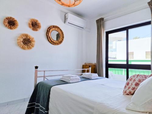 Katil atau katil-katil dalam bilik di DONA MARQUEZA - WiFi, AC, Praia & Centro Carvoeiro 350m