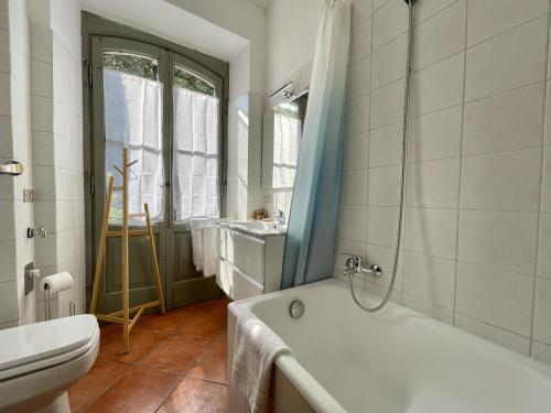 uma casa de banho com uma banheira, um WC e um lavatório. em [AvocadoHouse] Incredibile Appartamento Con Vista em San Pellegrino Terme