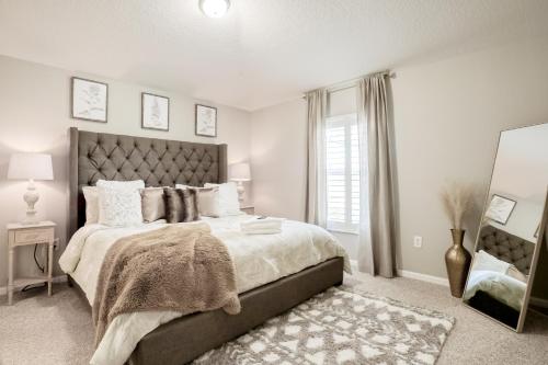 um quarto com uma cama grande e uma janela em Remington View Retreat em Kissimmee