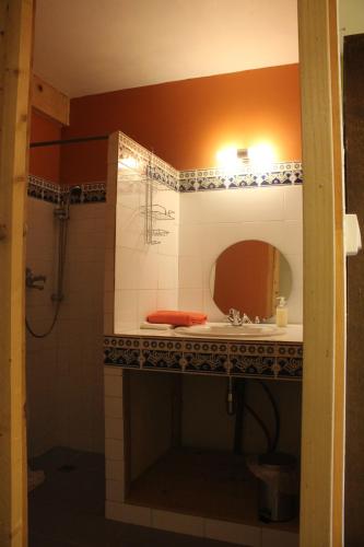 y baño con lavabo y espejo. en Gîte Ranch Le Serpolet en Les Angles