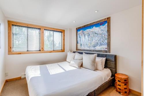 ein Schlafzimmer mit einem großen Bett und zwei Fenstern in der Unterkunft Tensleep B9 in Teton Village
