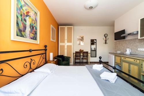 a bedroom with a large bed and a kitchen at Monti Guesthouse in Mestre