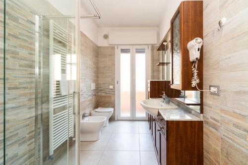 Ένα μπάνιο στο Monti Guesthouse