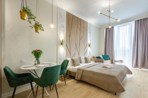 Modern new cozy apartment Kvartet Railway Station في كييف: غرفة نوم بسرير وطاولة وكراسي