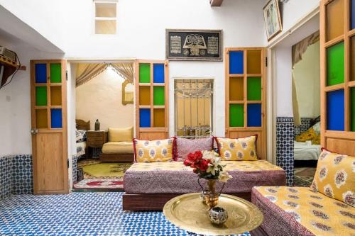 sala de estar con sofá y mesa en Dar Fatimazahra, en Fez