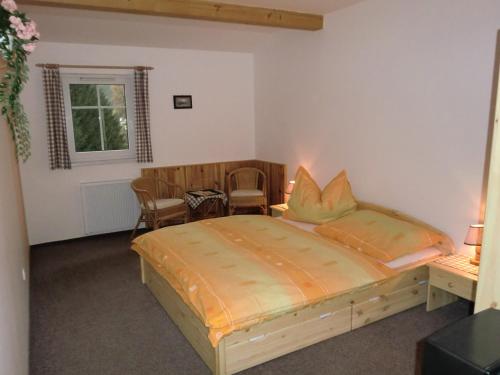 1 dormitorio con 1 cama, mesa y sillas en Pension Hela, en Bedřichov