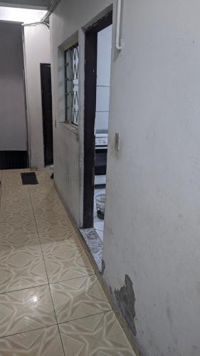 um quarto vazio com uma parede e um piso em Minha casa fora de casa em Jandira
