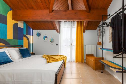 una camera da letto con un letto e un dipinto sul muro di Casa Gialla 7a, New Apartment Milano&Como a Bregnano