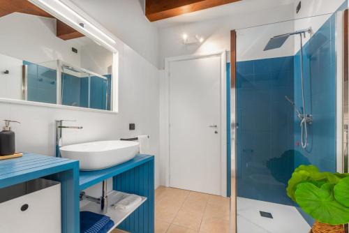 bagno con lavandino e doccia di Casa Gialla 7a, New Apartment Milano&Como a Bregnano