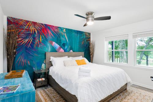 um quarto com uma cama grande e uma parede colorida em River House on Berwick Trail em Nashville