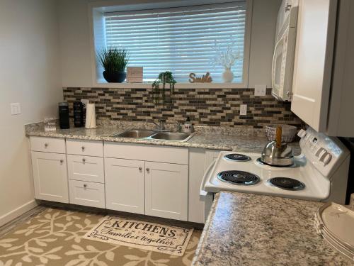 een keuken met een wit fornuis en een wastafel bij The St Maries Inn in Saint Maries