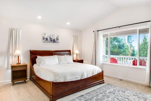 a bedroom with a bed and a large window at Casa Seaview in Coupeville