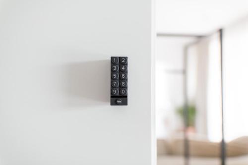 una puerta abierta con un mando a distancia. en Tuyo Apartments Bokserska, en Varsovia