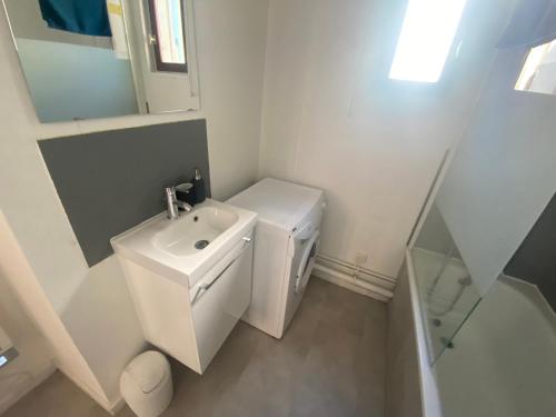 une salle de bain blanche avec un lavabo et des toilettes dans l'établissement Magnifique T2 typique normand - 103, à Rouen