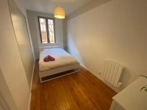 une petite chambre avec un lit et une fenêtre dans l'établissement Magnifique T2 typique normand - 103, à Rouen