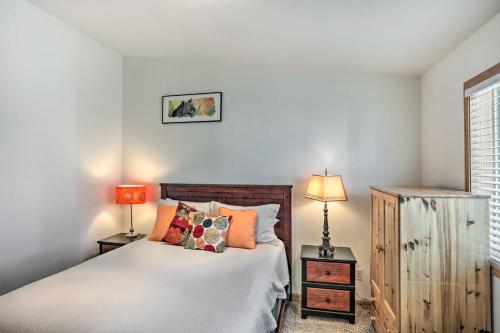 um quarto com uma cama, 2 candeeiros e uma cómoda em Red Lodge Townhome on Golf Course Near Hiking! em Red Lodge