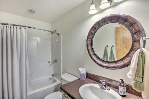 y baño con lavabo, aseo y espejo. en Red Lodge Townhome on Golf Course Near Hiking!, en Red Lodge