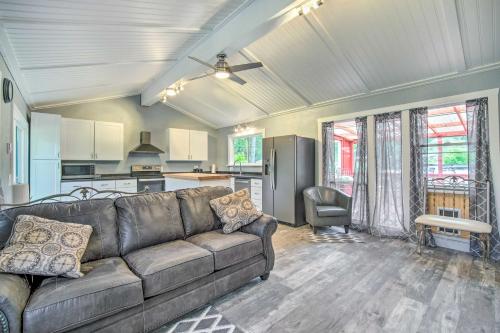 Χώρος καθιστικού στο Cozy North Bend Getaway Near Dunes and Ocean!