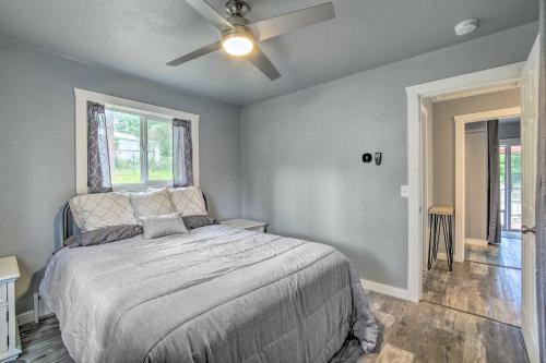 Ένα ή περισσότερα κρεβάτια σε δωμάτιο στο Cozy North Bend Getaway Near Dunes and Ocean!