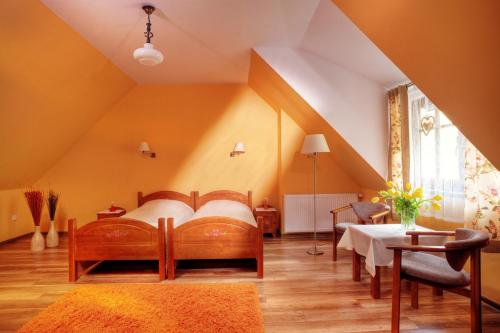 a bedroom with a bed and a table at Chata Cyborga in Stronie Śląskie