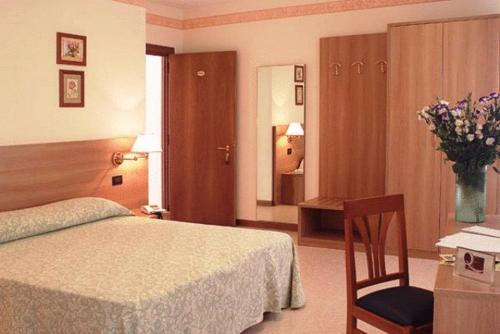 A bed or beds in a room at Hotel Ristorante Al Bassanello