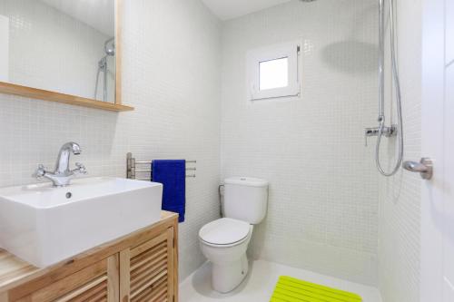een badkamer met een wastafel, een toilet en een douche bij Blick auf Atalaya in Port de Pollença