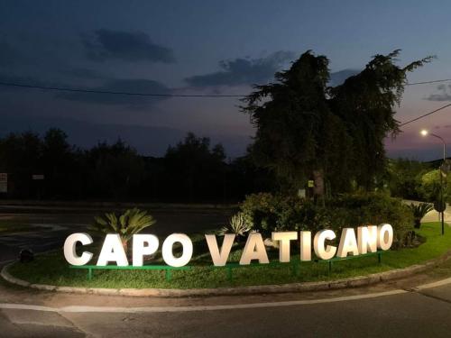 una señal para capo valenciana en un patio en Graceland rooms and suites, en Capo Vaticano