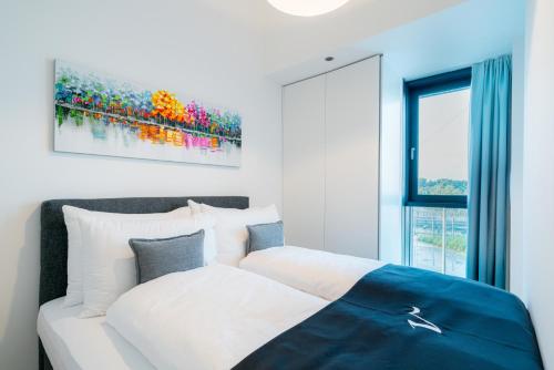 1 dormitorio con cama blanca y ventana en Vienna Residence, Marina Tower - Danube, en Viena