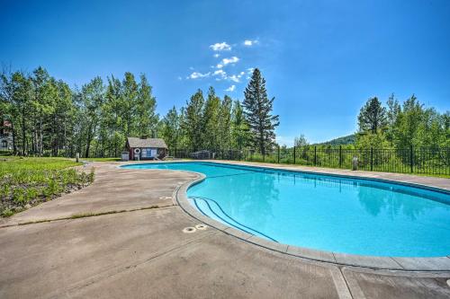 Bazén v ubytování Lutsen Mountains Retreat with Resort Amenities! nebo v jeho okolí
