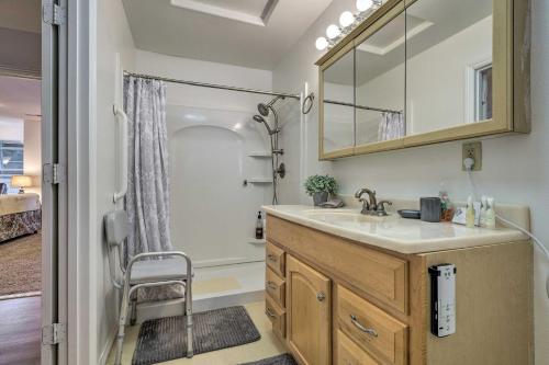 uma casa de banho com um lavatório e um chuveiro em Outdoorsy Caliente Retreat with Screened Porch em Caliente