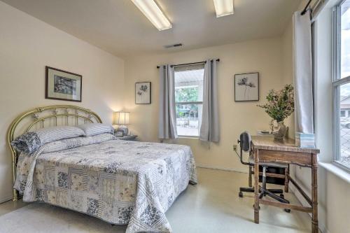 Schlafzimmer mit einem Bett, einem Schreibtisch und Fenstern in der Unterkunft Outdoorsy Caliente Retreat with Screened Porch in Caliente