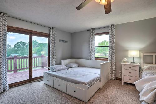 GoldenTable Rock Lake Getaway with Fire Pit, Deck and Grill!的一间带床和阳台的卧室