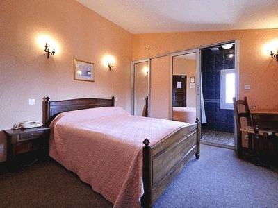 Postel nebo postele na pokoji v ubytování Logis Hôtel Restaurant Les Géraniums