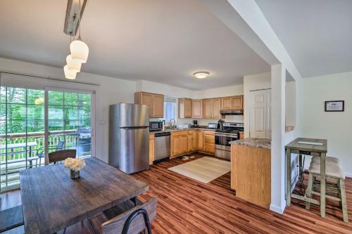 Cozy Poconos Escape, Community Pool Access! – Photos 3