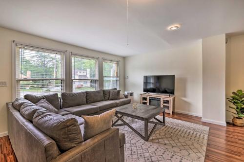 Cozy Poconos Escape, Community Pool Access! – Photos 2