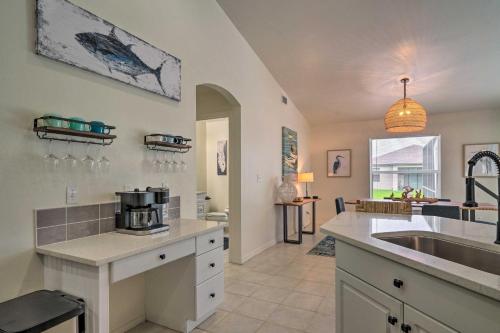 uma cozinha com um lavatório e uma bancada em Beachy Cape Coral Getaway with Private Pool! em Cape Coral