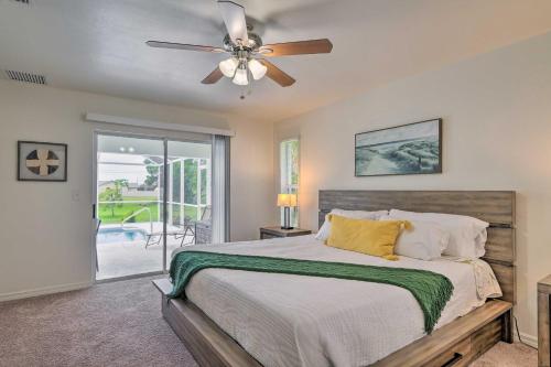 um quarto com uma cama e uma ventoinha de tecto em Beachy Cape Coral Getaway with Private Pool! em Cape Coral